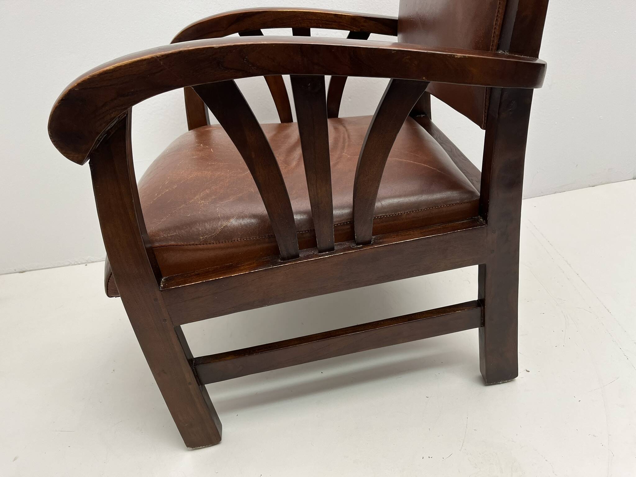 Colonial armchair in teak and leather