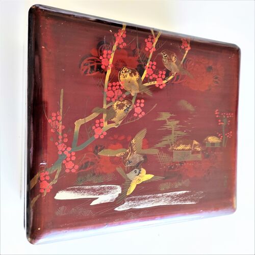 Old jewelry box lacquered with birds with bordeaux color background 1920/1930