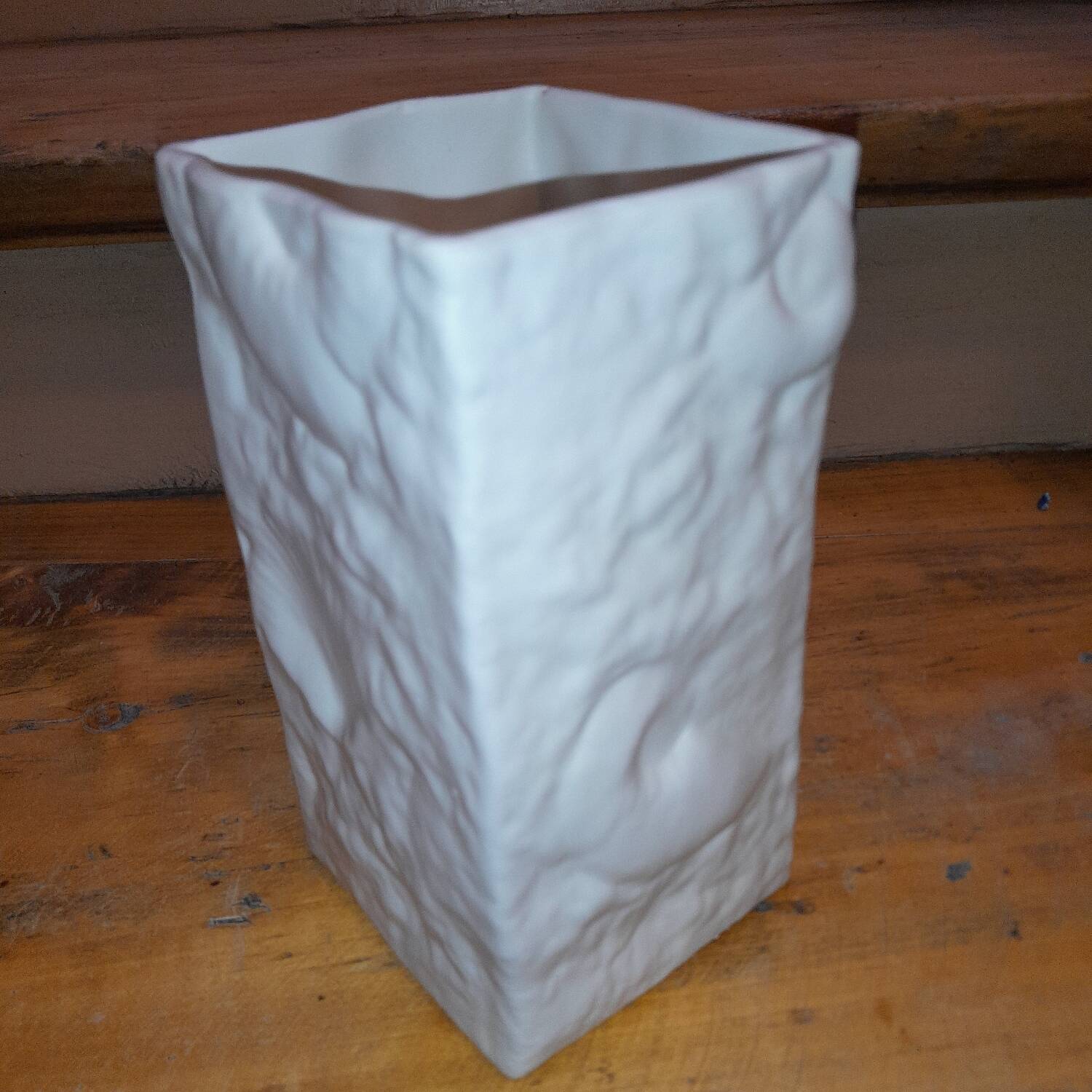 Petit vase carré vintage italien,  en céramique blanche,  décor fossil