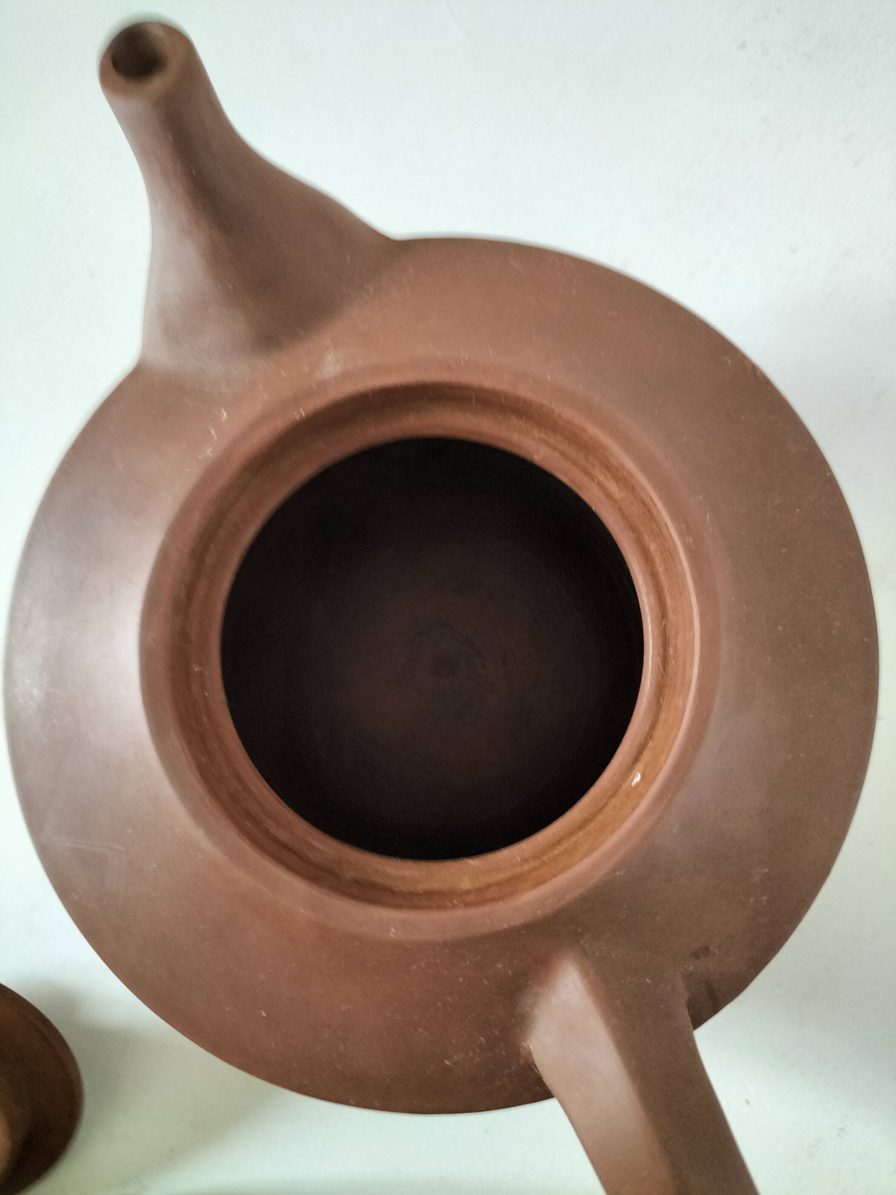 Japanese teapot in red clay engraved with integrated filter.
