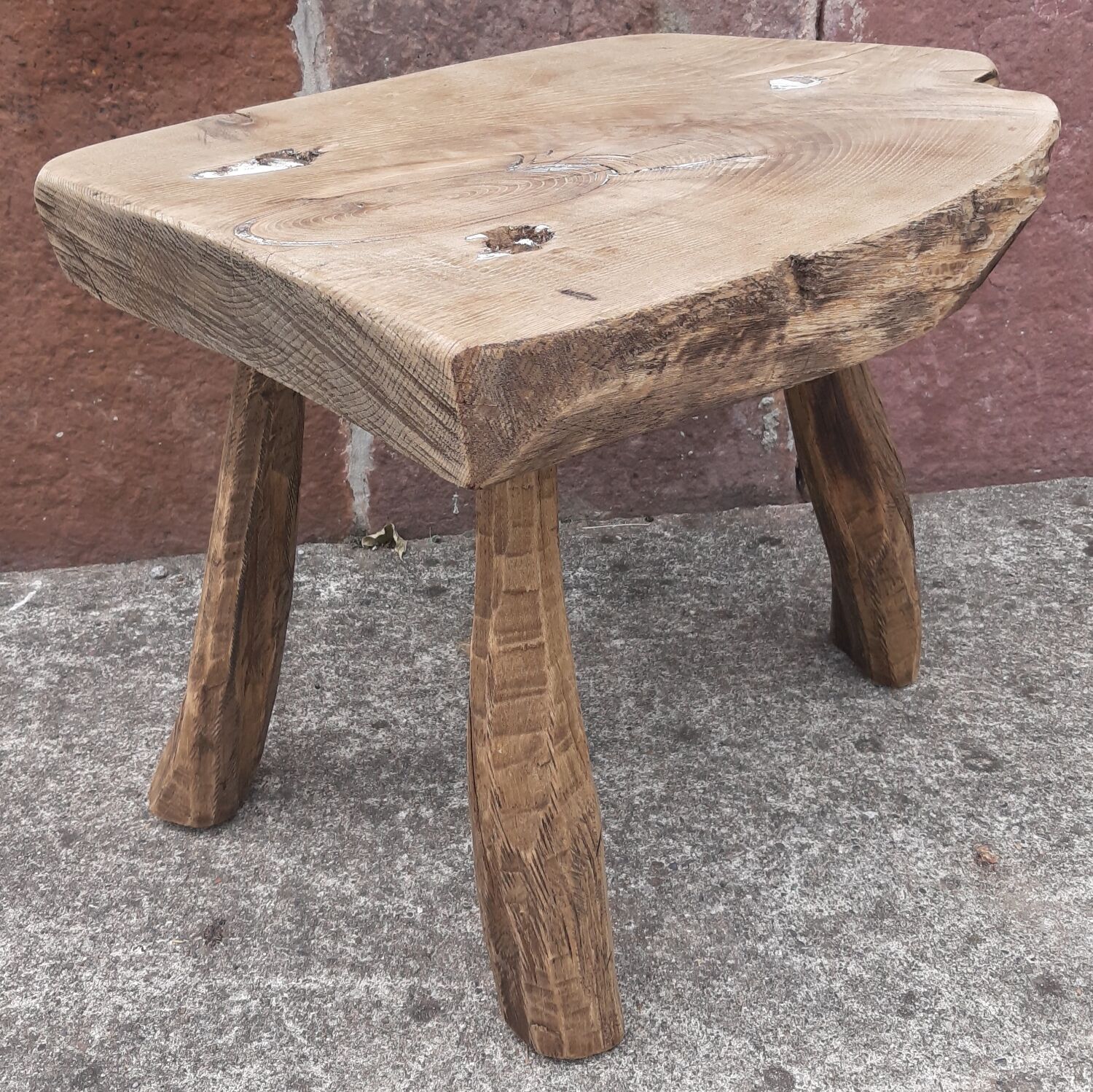 Brutalist coffee table in solid wood, tripod. (Popular art)
