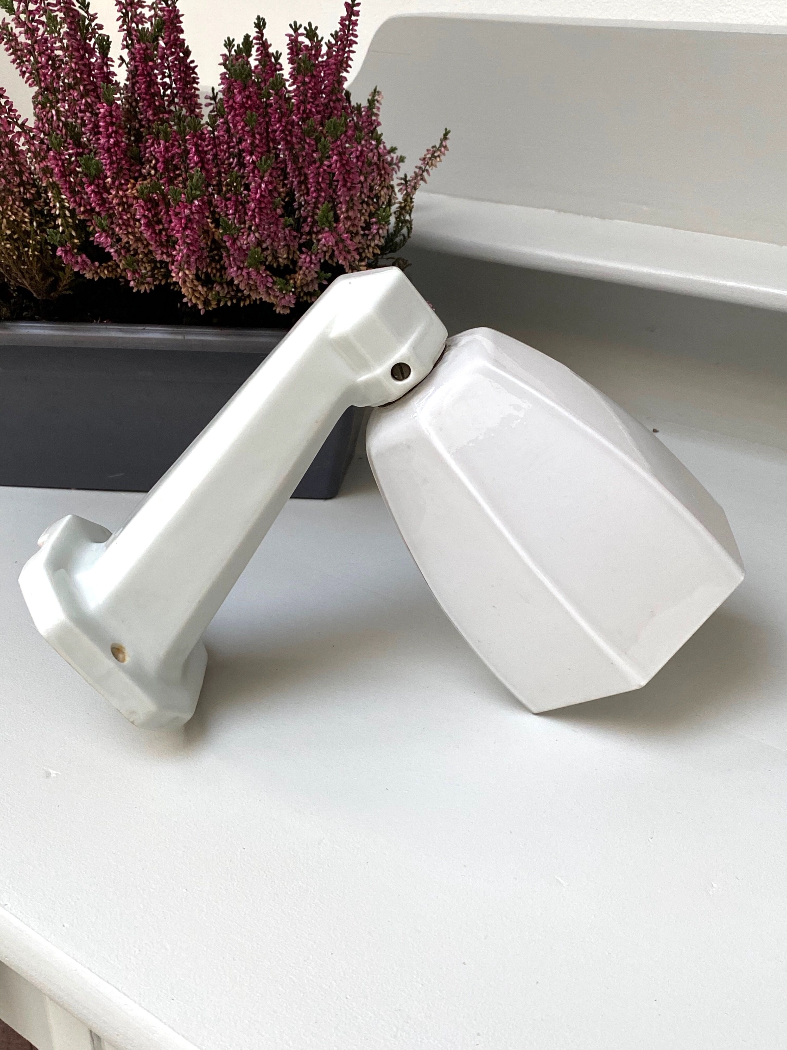 Art deco wall lamp in opaline and porcelain