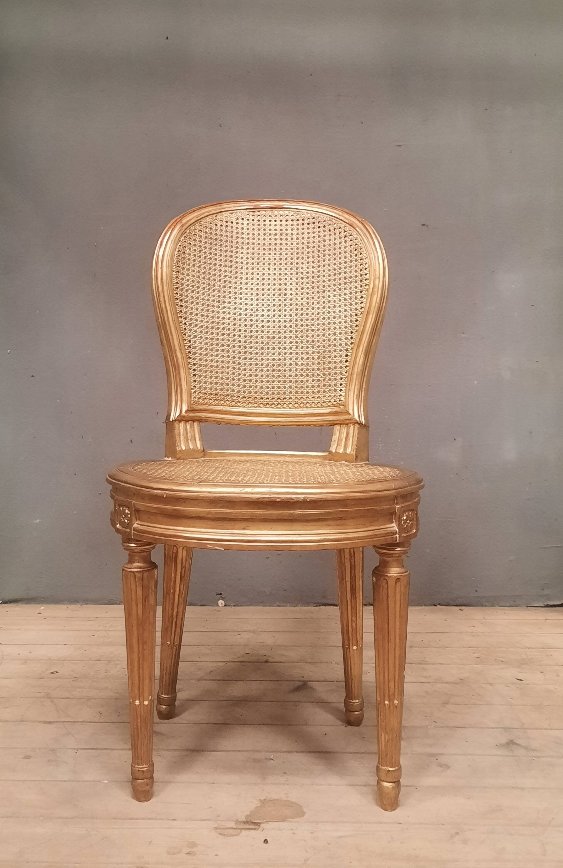 Chaise style Louis XVI en bois doré