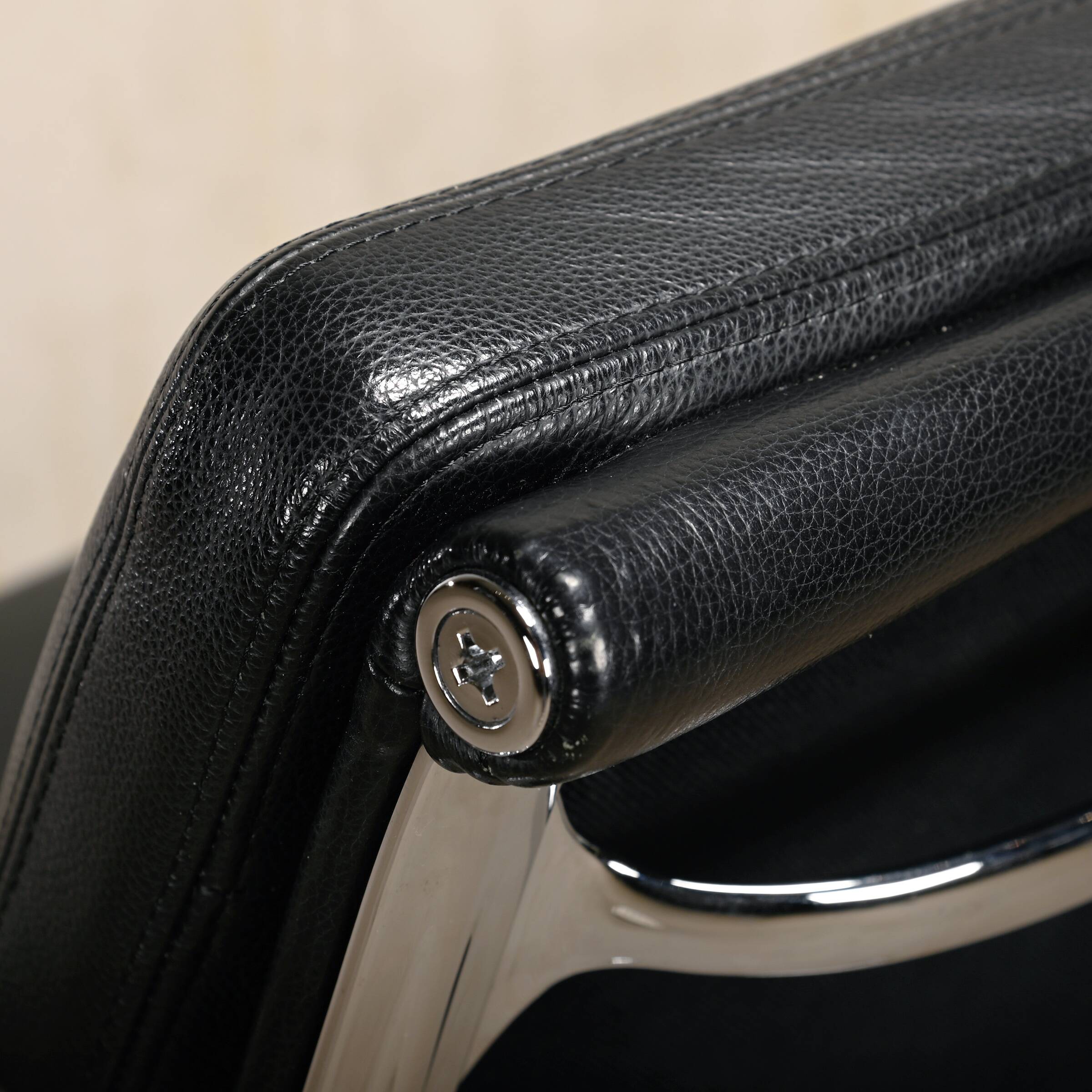 Charles & Ray Eames EA217 Office Chair in Chrome and Black leather, Vitra