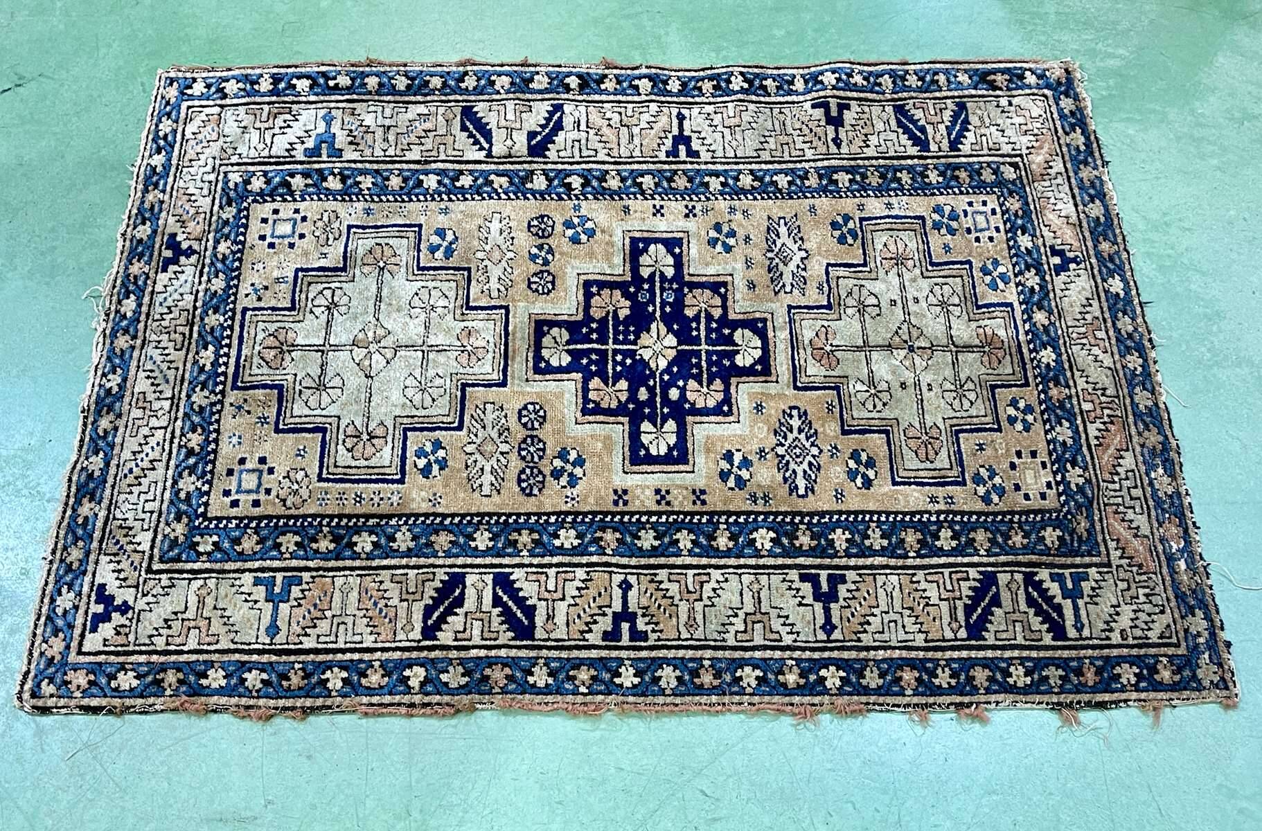 Handmade Persian Wool Rug - 1m40x1m03