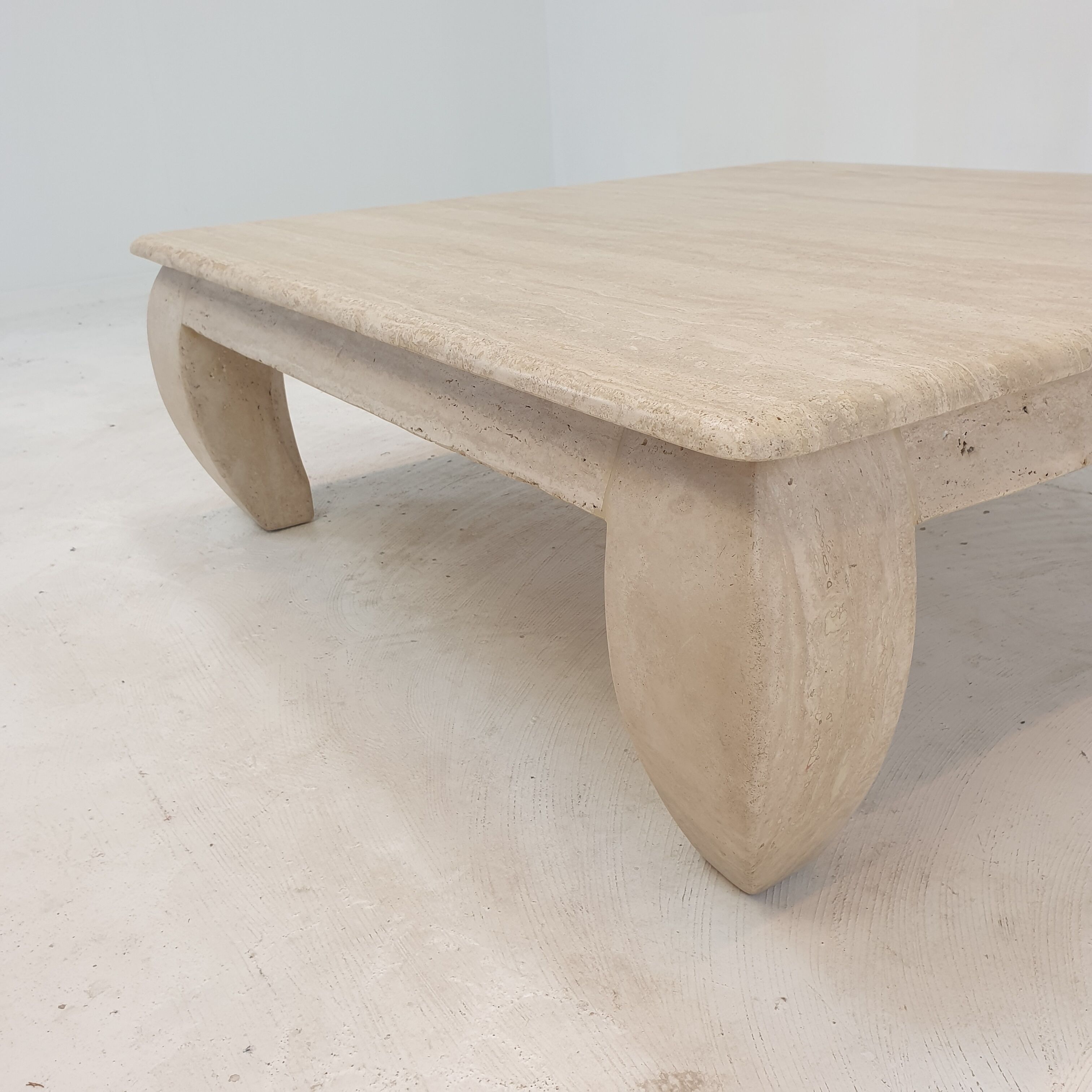Table basse en travertin italien "Opium", années 1980.
