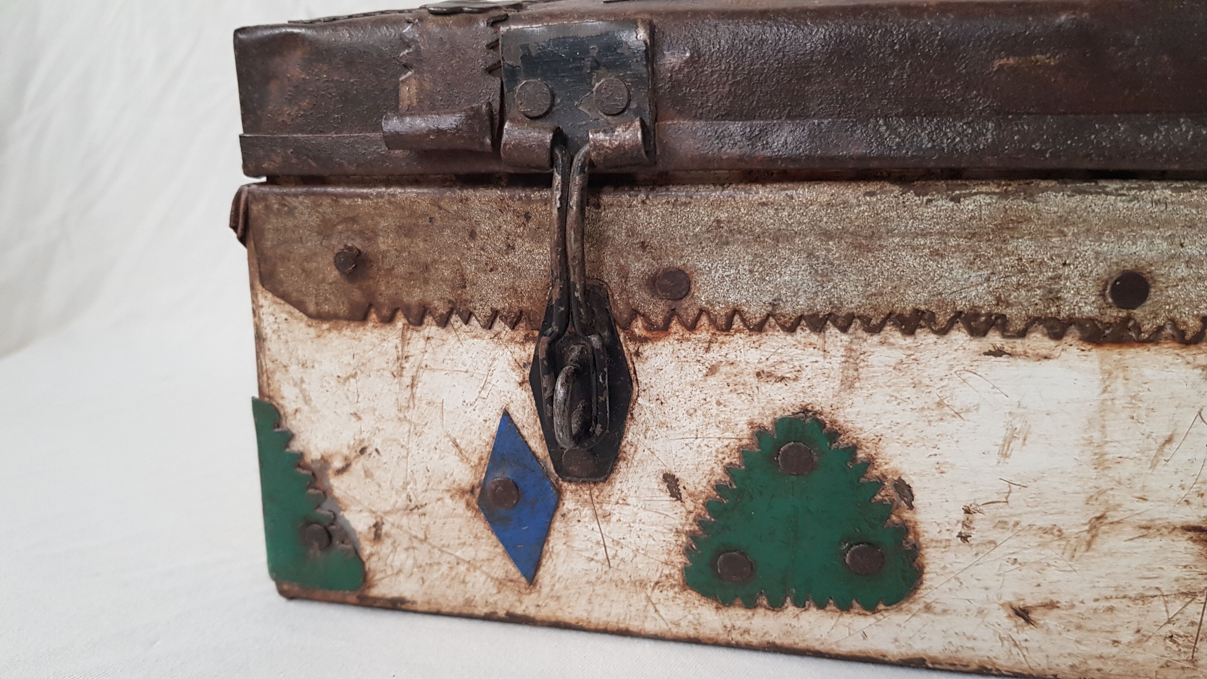 Ancienne boite tribale en métal martelé