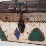 Ancienne boite tribale en métal martelé