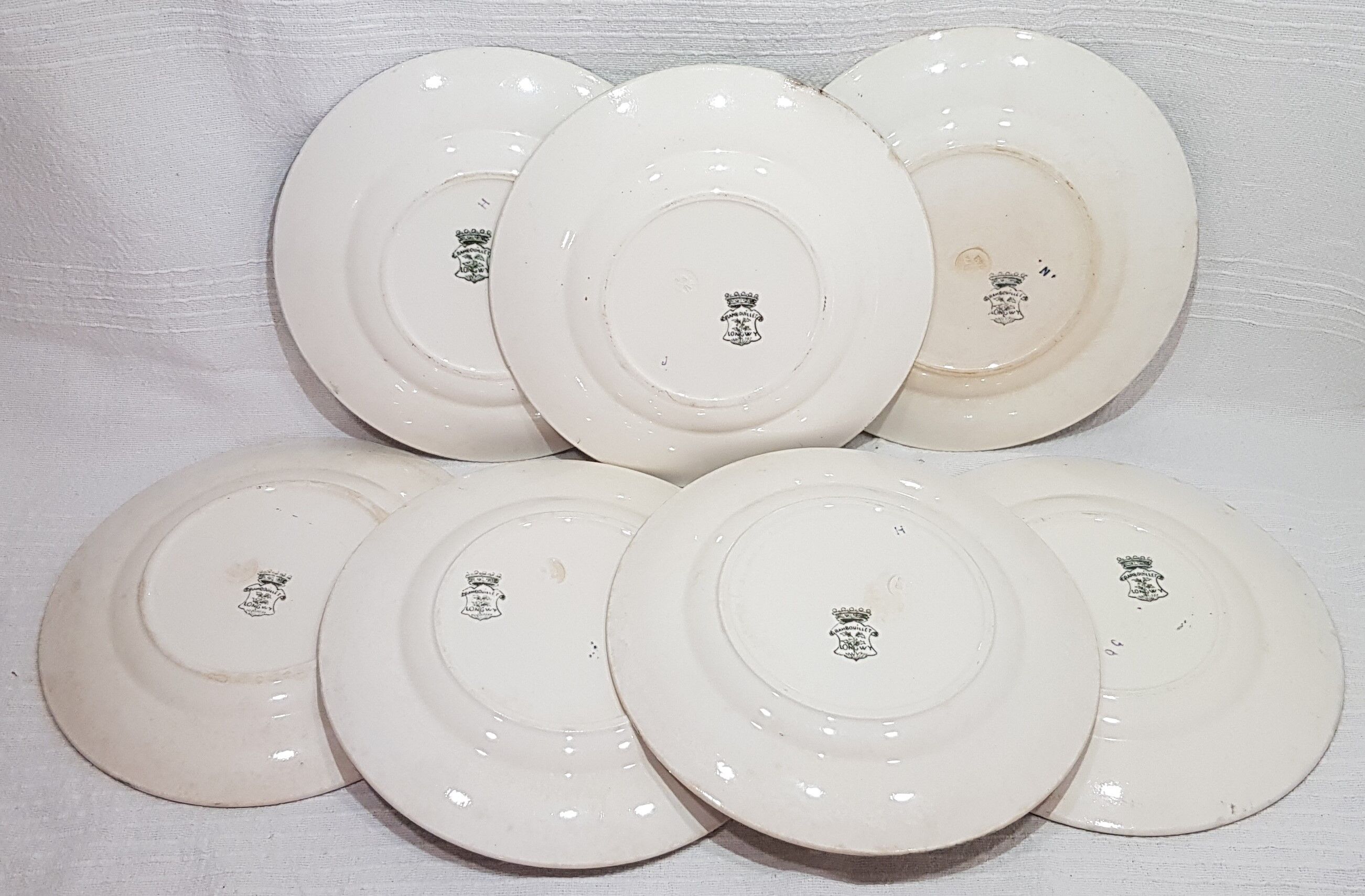 7 flat plates in Longwy rambouillet style earthenware, iron earth.