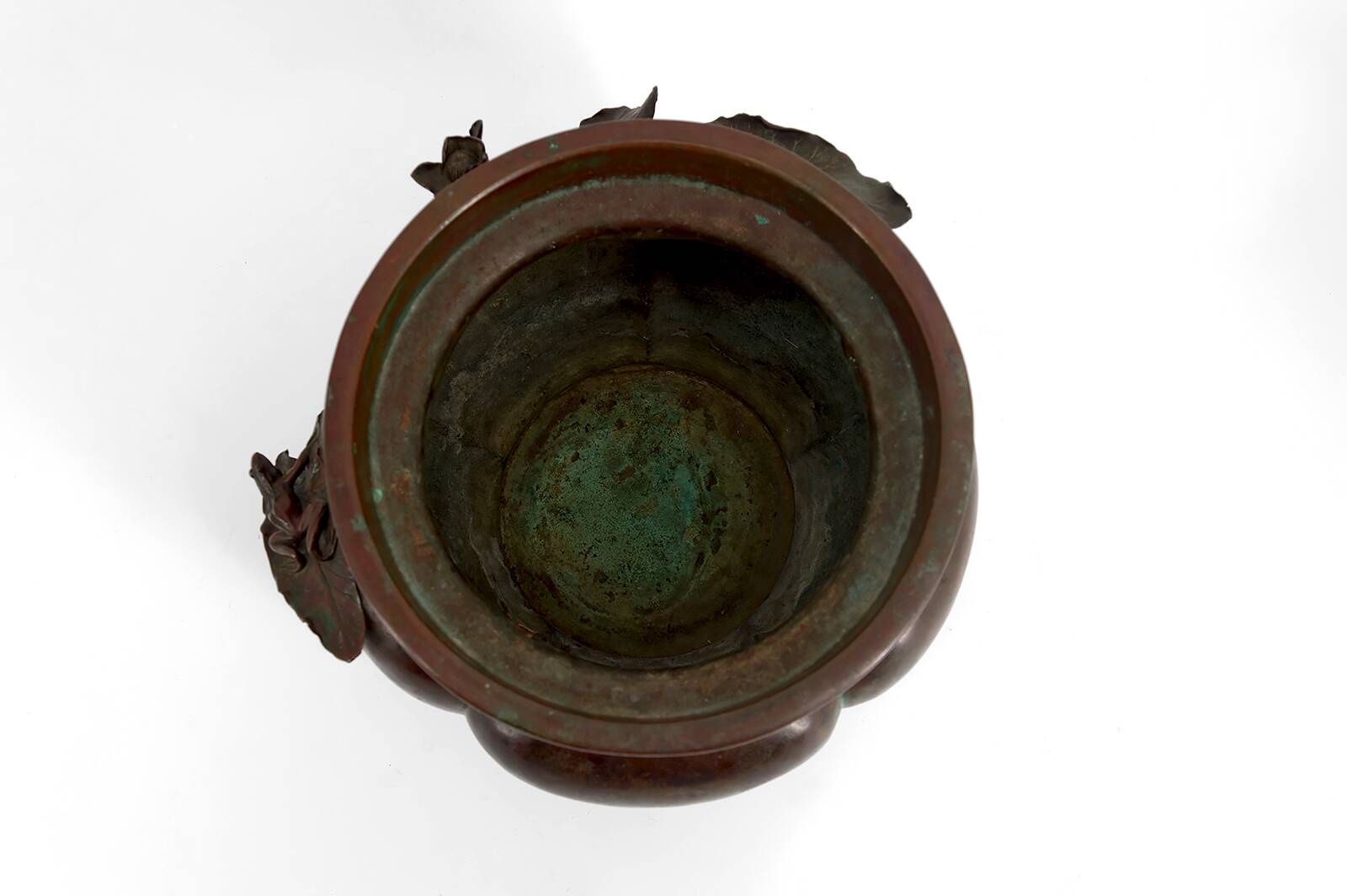 Exceptional planter / cache-pot in patinated Japanese bronze circa 1880.