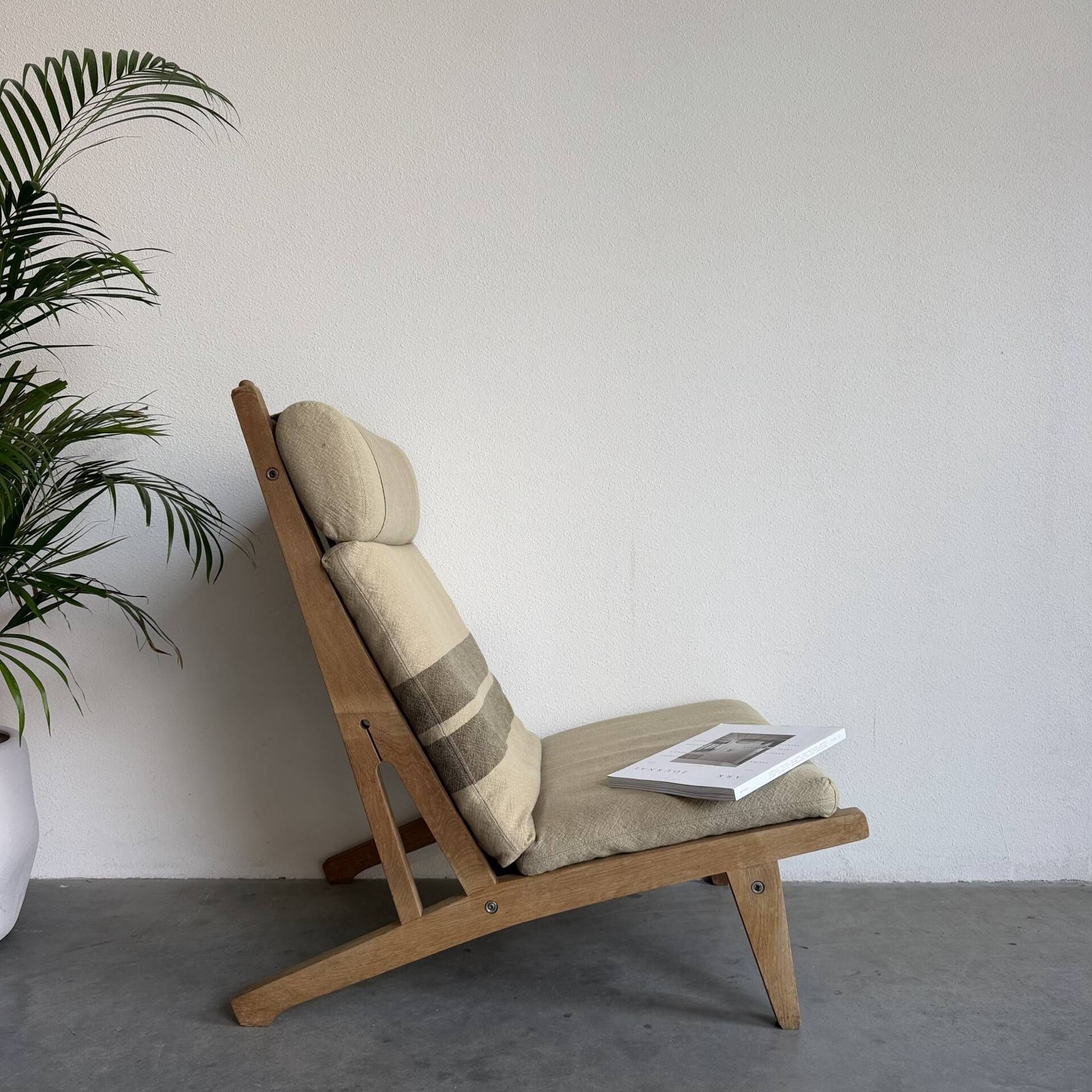 Vintage Hans Wegner lounge chair GE375 in oak