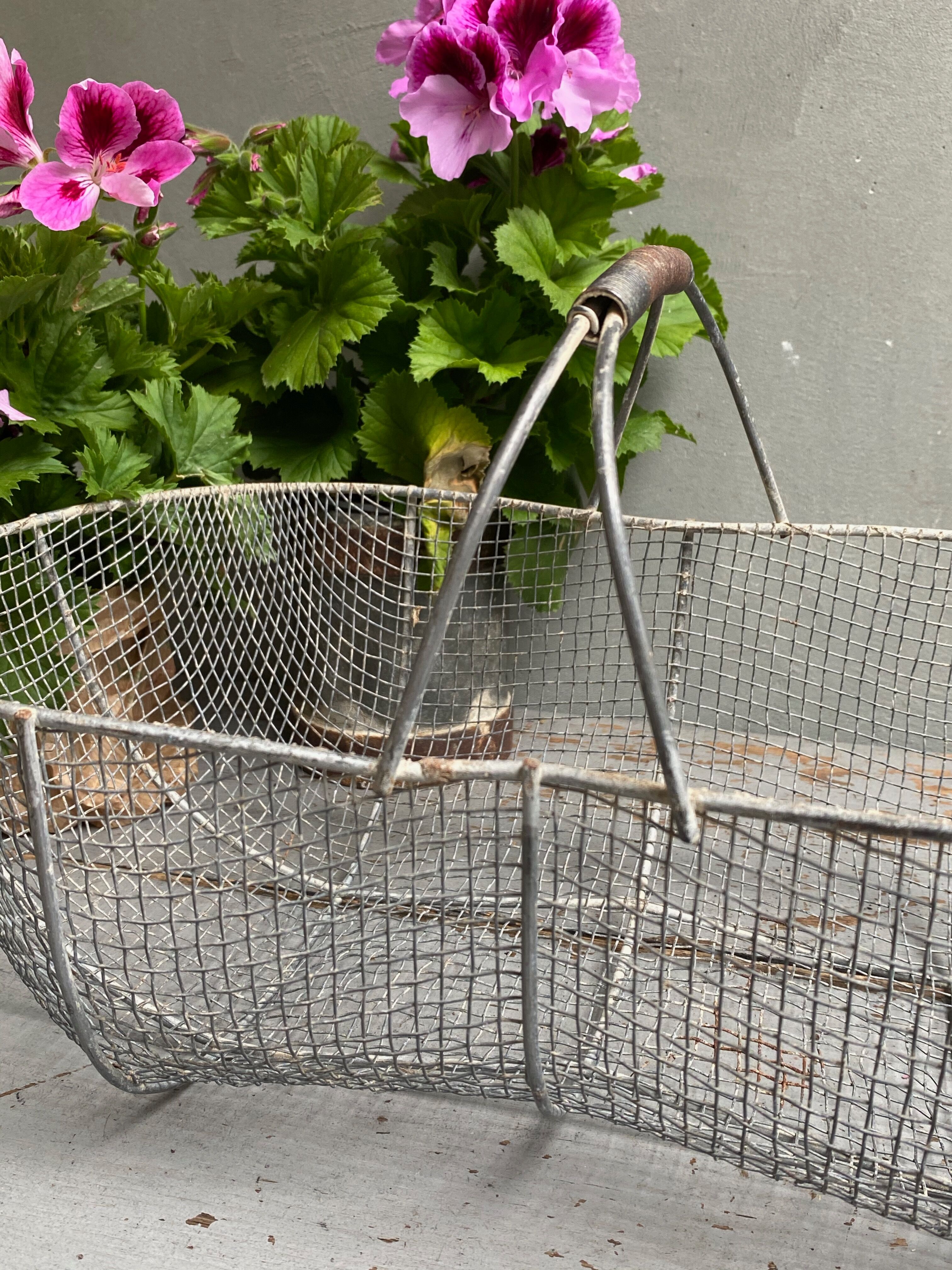 Metal fishing basket