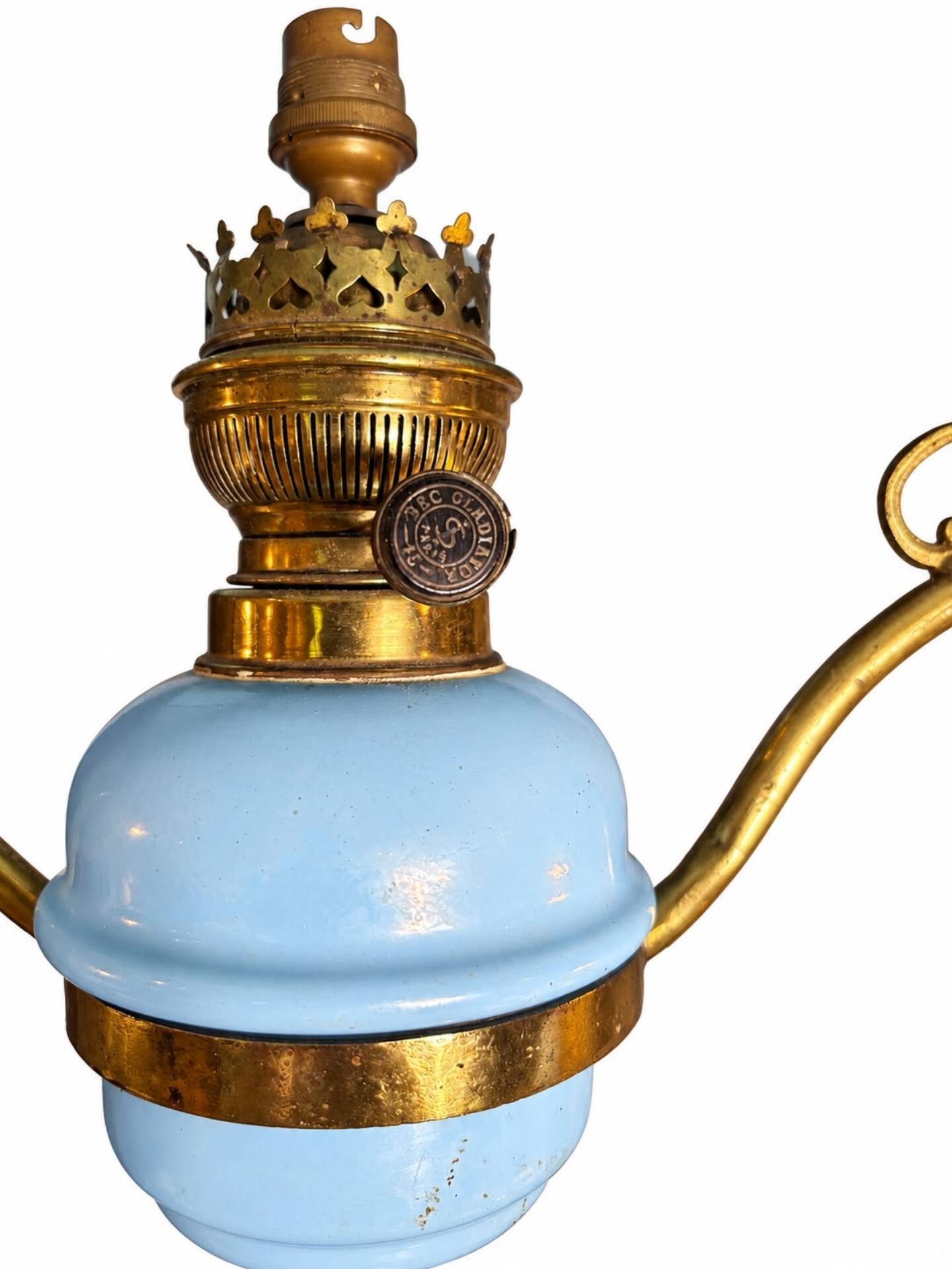 Suspension in electrified blue opaline.