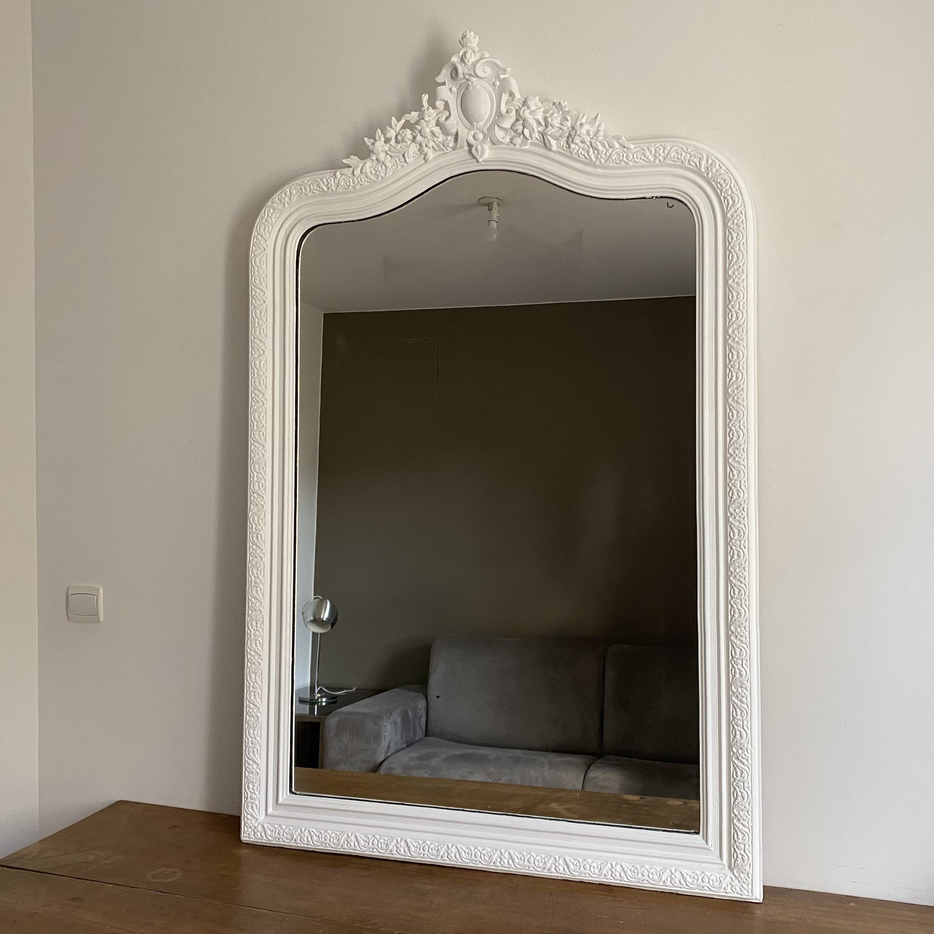 Late 19th-century mirror with a decorated pediment. 144x92.