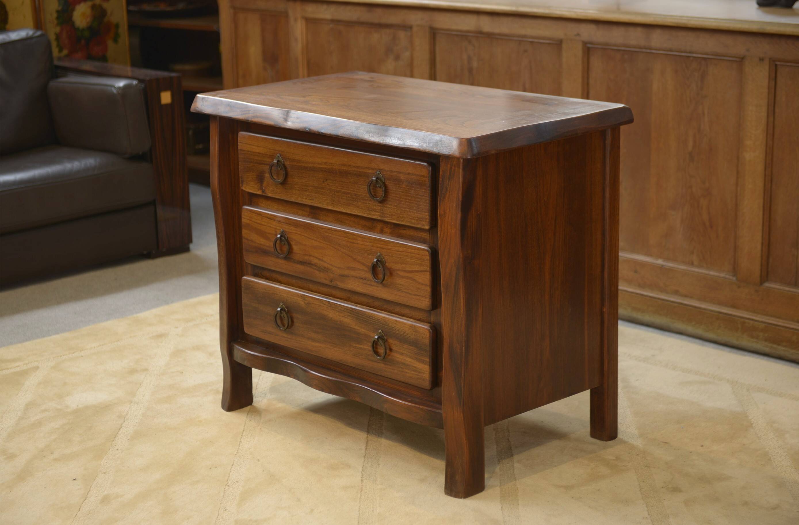 Commode brutaliste 3 tiroirs en orme par Aranjou, 1960