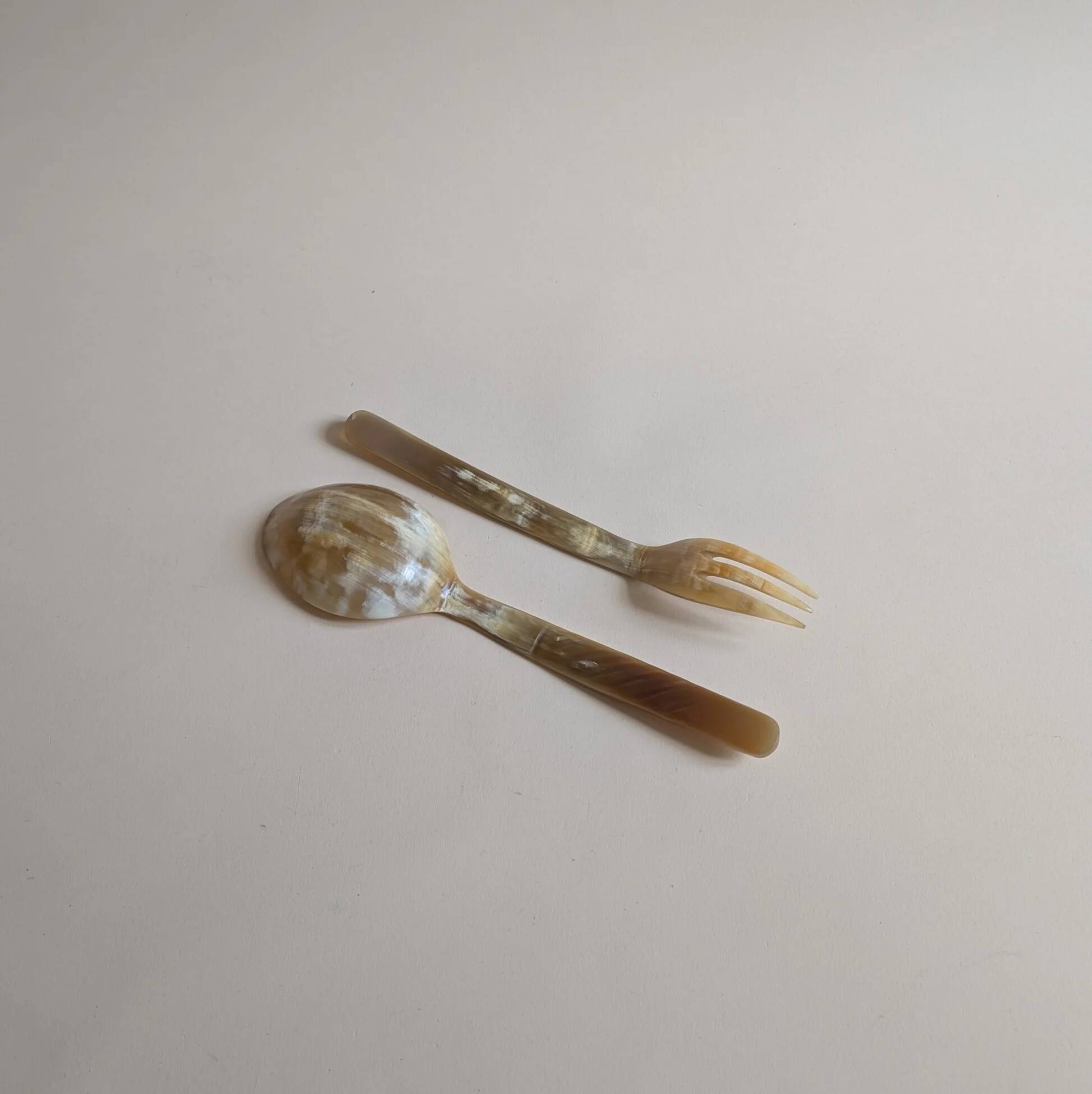 Horn serving cutlery
