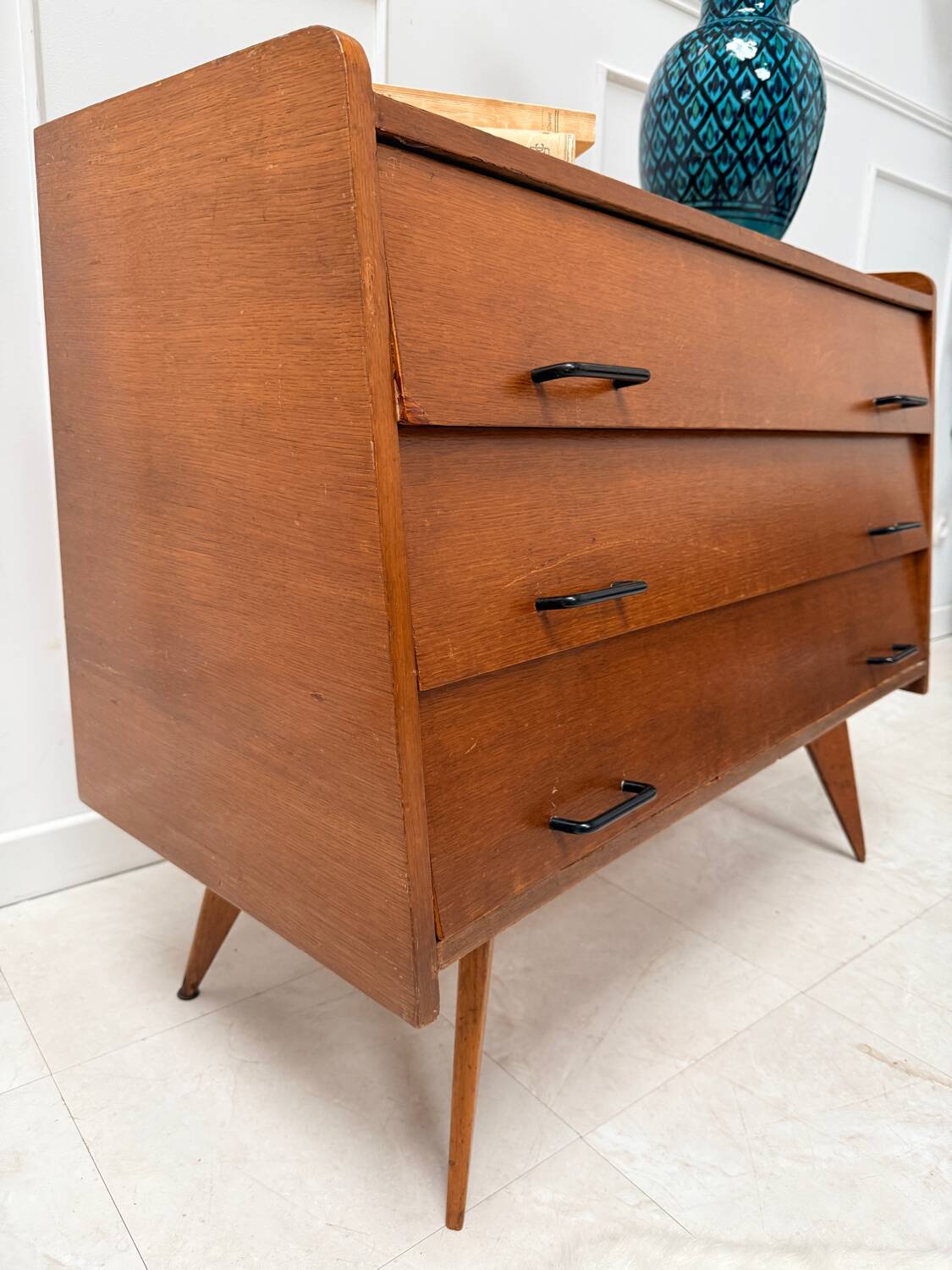 Commode pieds compas