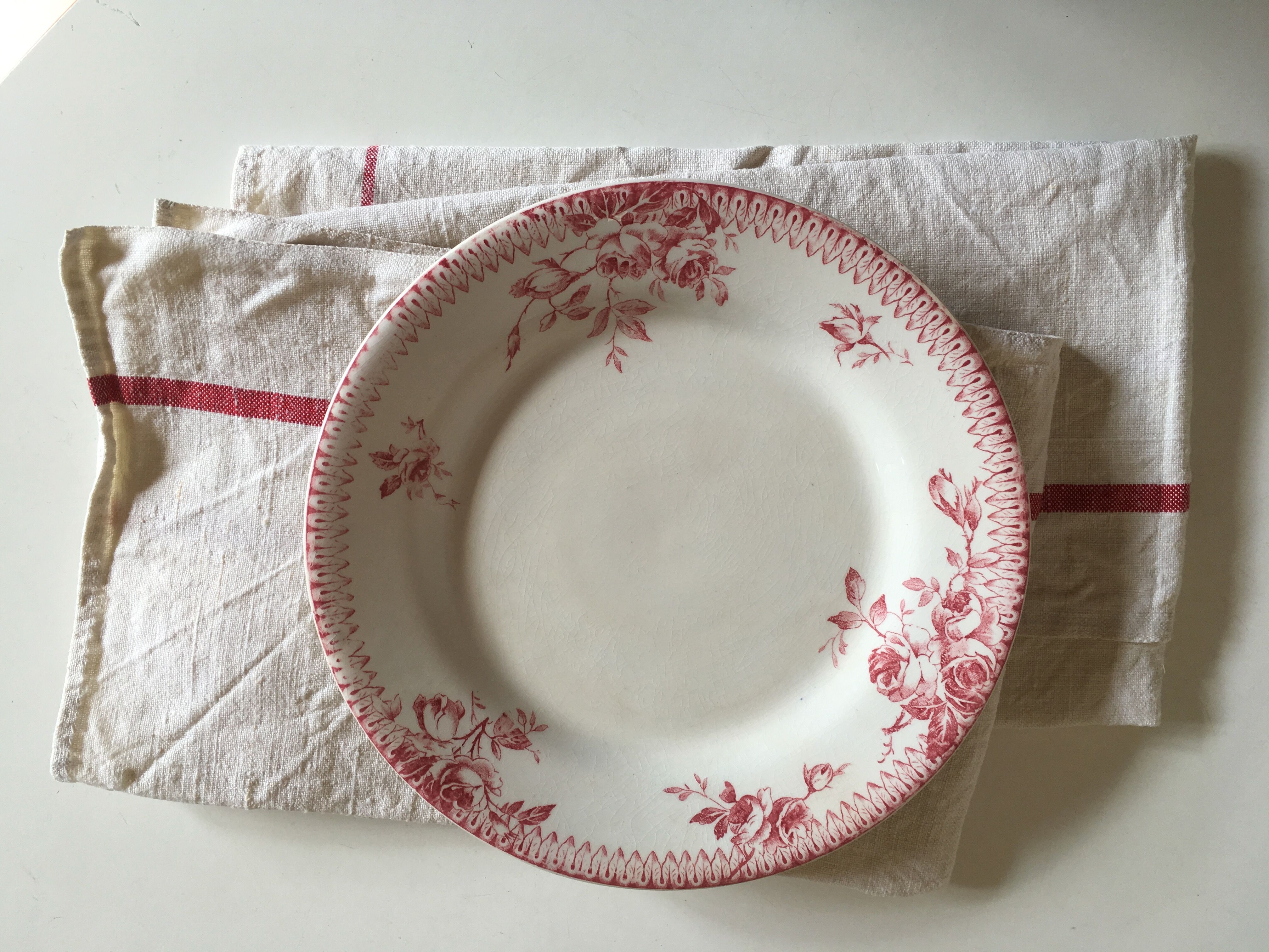 Plate faience of Gien to rose Pomponette design