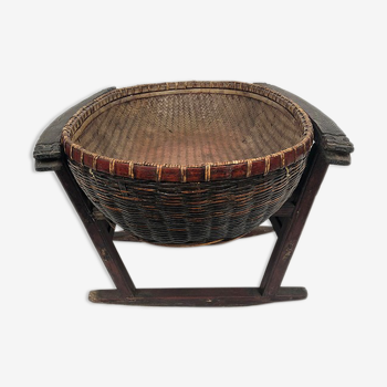 Asia XIXth / early twentieth century, wicker cradle on carved wooden swing