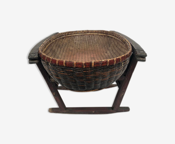 Asia XIXth / early twentieth century, wicker cradle on carved wooden swing