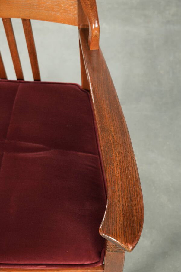 Chaise de salle à manger/chaise d'appoint au design Art Nouveau avec un revêtement en tissu rouge.