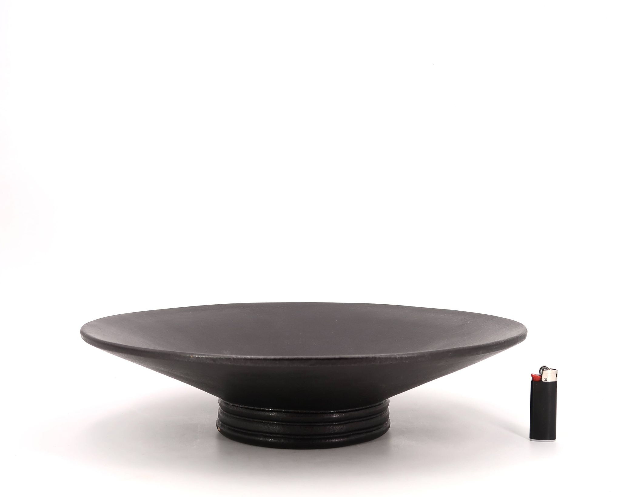 Centre de table noir en céramique sur pied, La Bergerie Vallauris