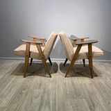 Paire de fauteuils 366, conçus par J. Chierowski