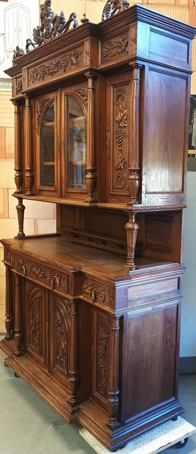 Art Nouveau buffet in carved oak with grapevine cluster decoration.