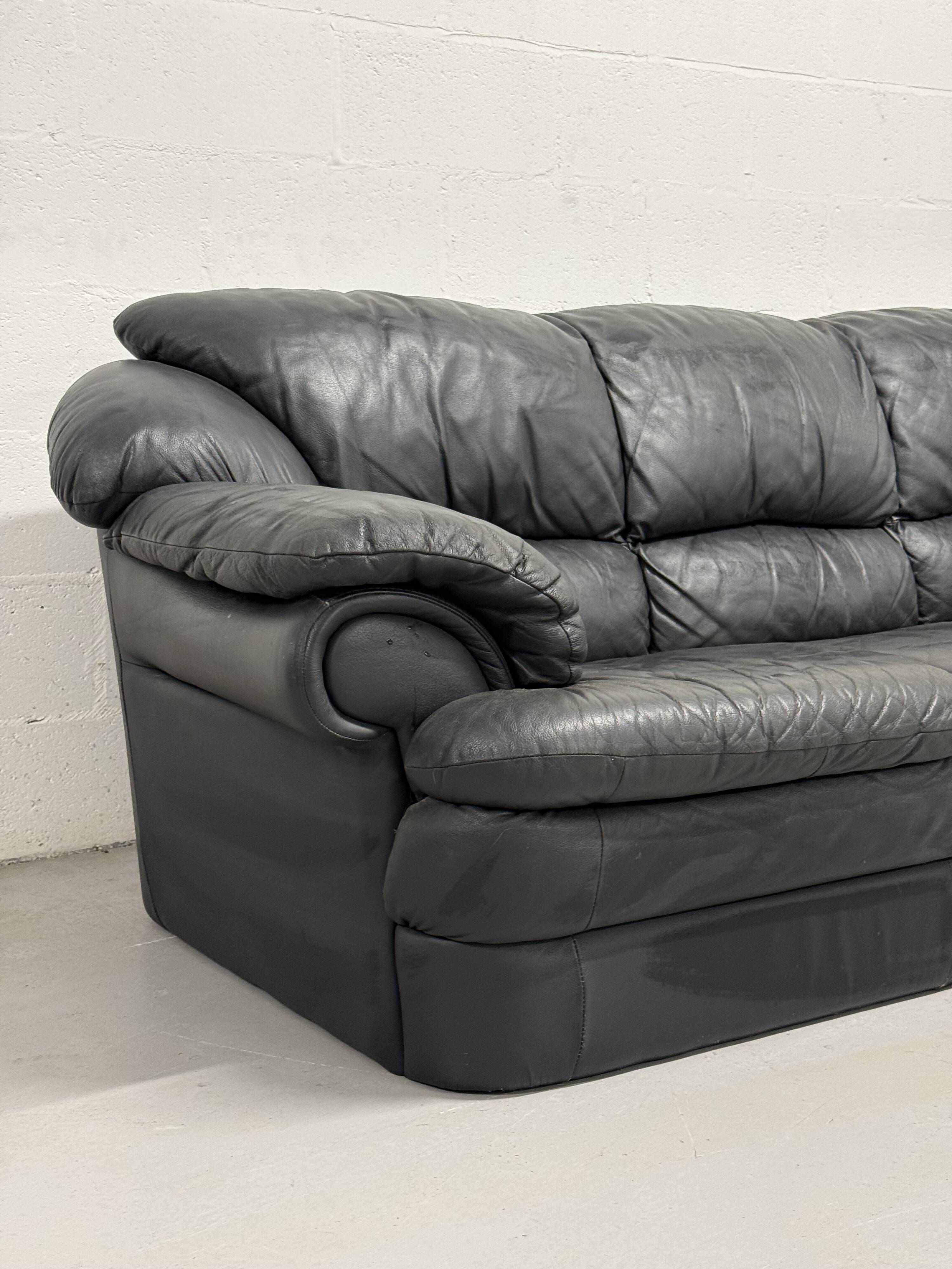 Canapé en cuir noir — design postmoderne