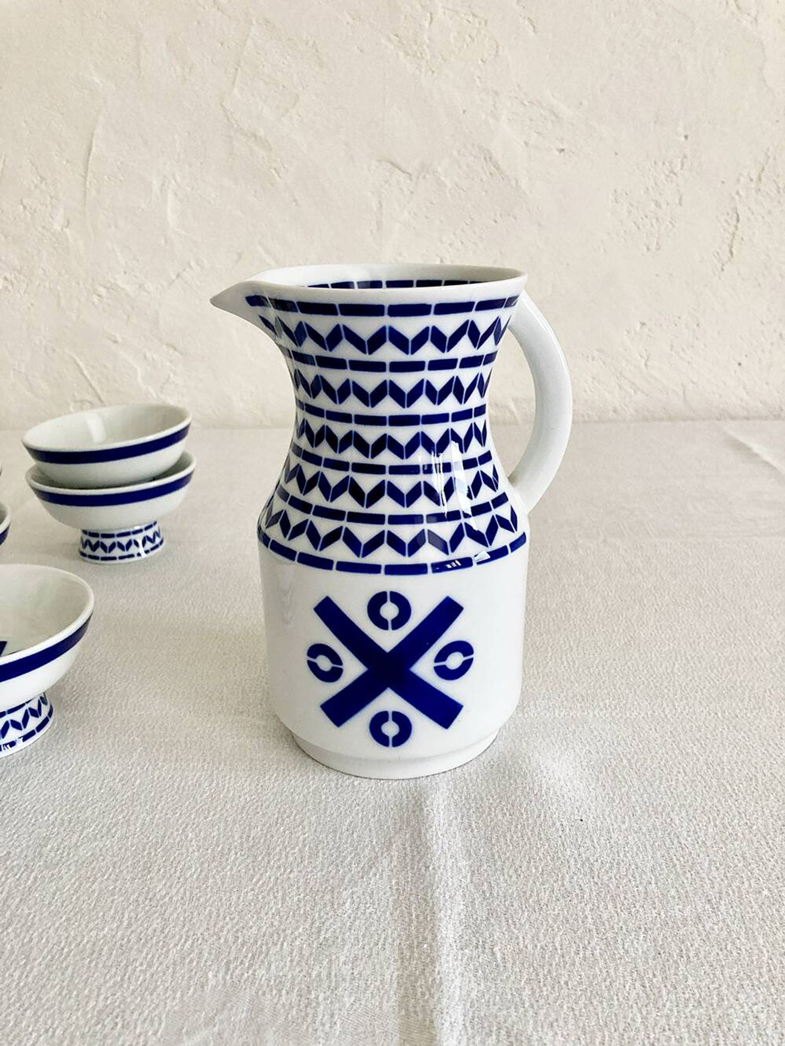 Ensemble de six coupes et pichet à vin en porcelaine Sargadelos