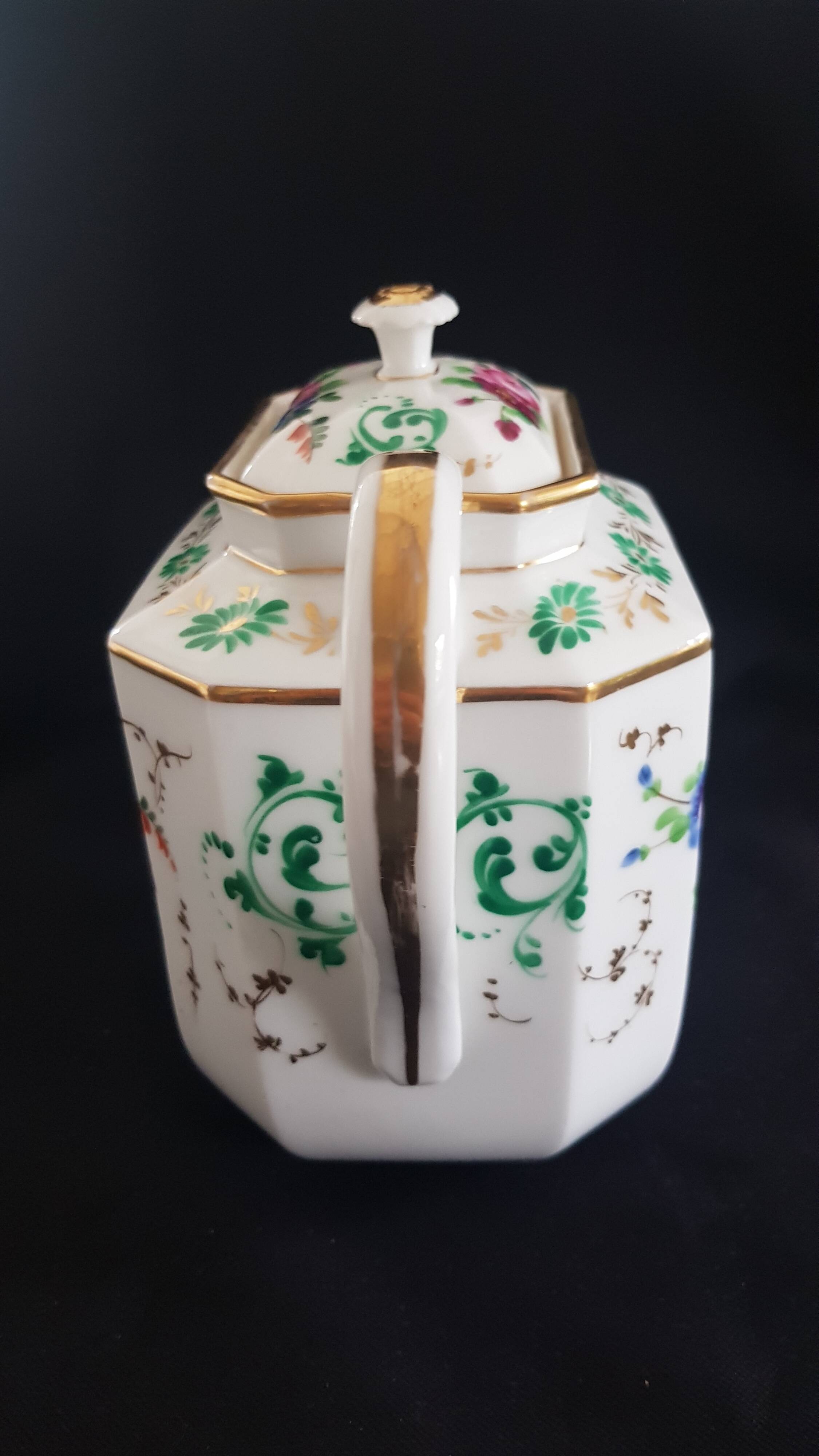 Large octagonal teapot porcelain from Paris "Old Paris", mid-19th century.