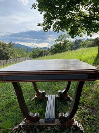 Art Deco table for 12 guests with extensions.