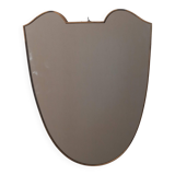 Miroir en forme de bouclier avec cadre en laiton, années 50
