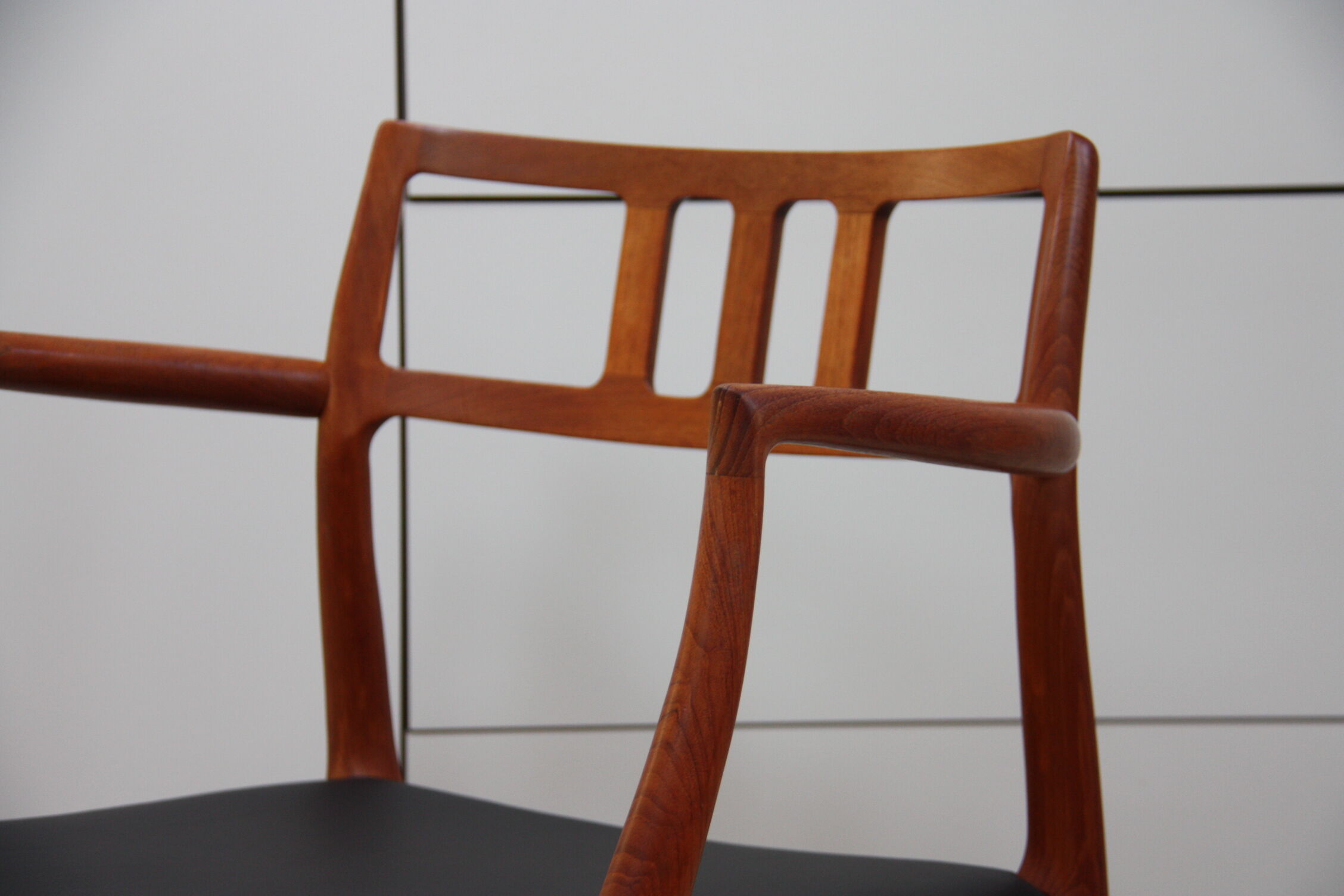 Vintage armchair in teak and black leather - Model 64 - Möller - Denmark '60's