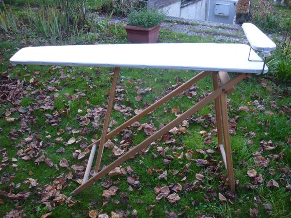 Console pliante en bois, table à repasser avec sa jeannette