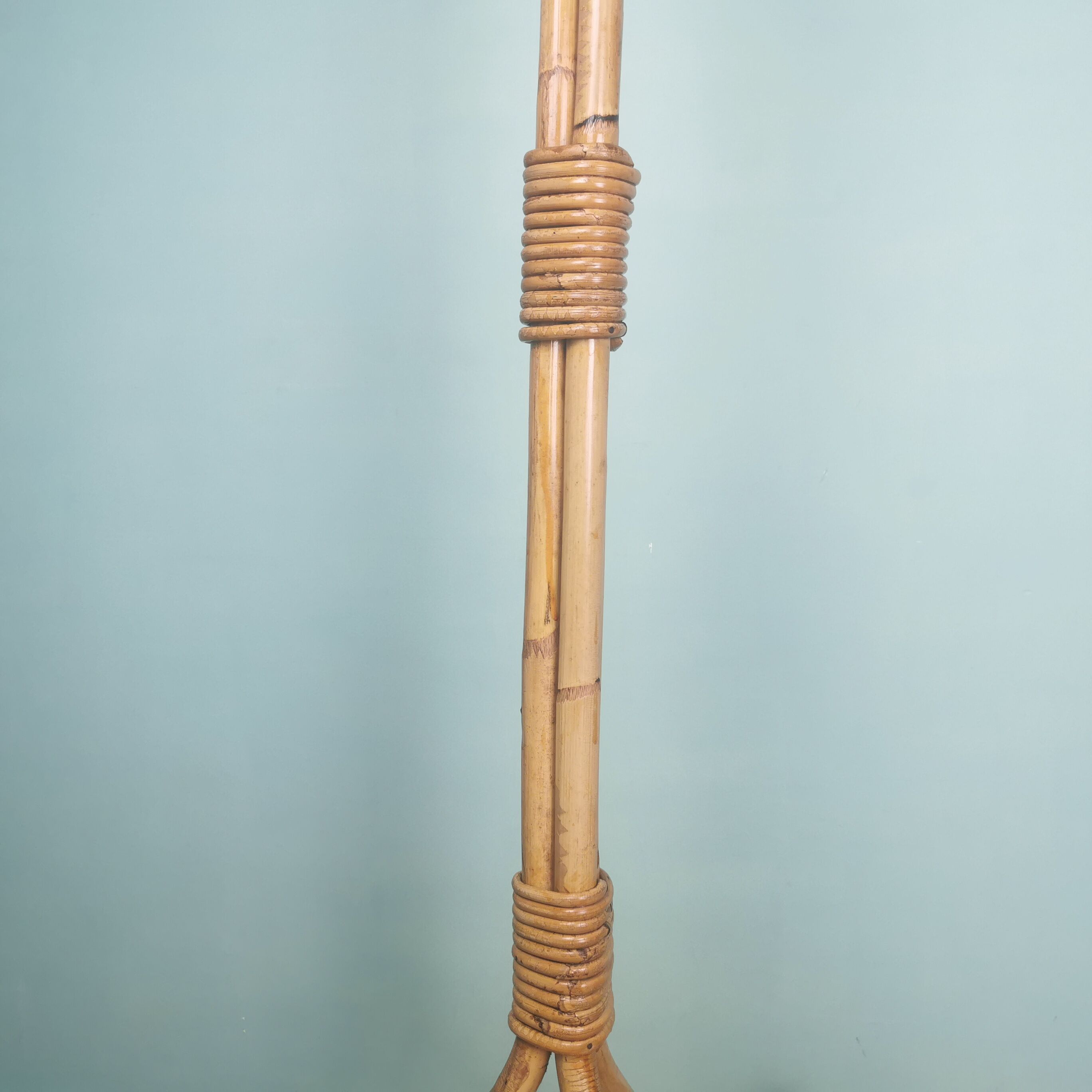 Rattan magazine lamp