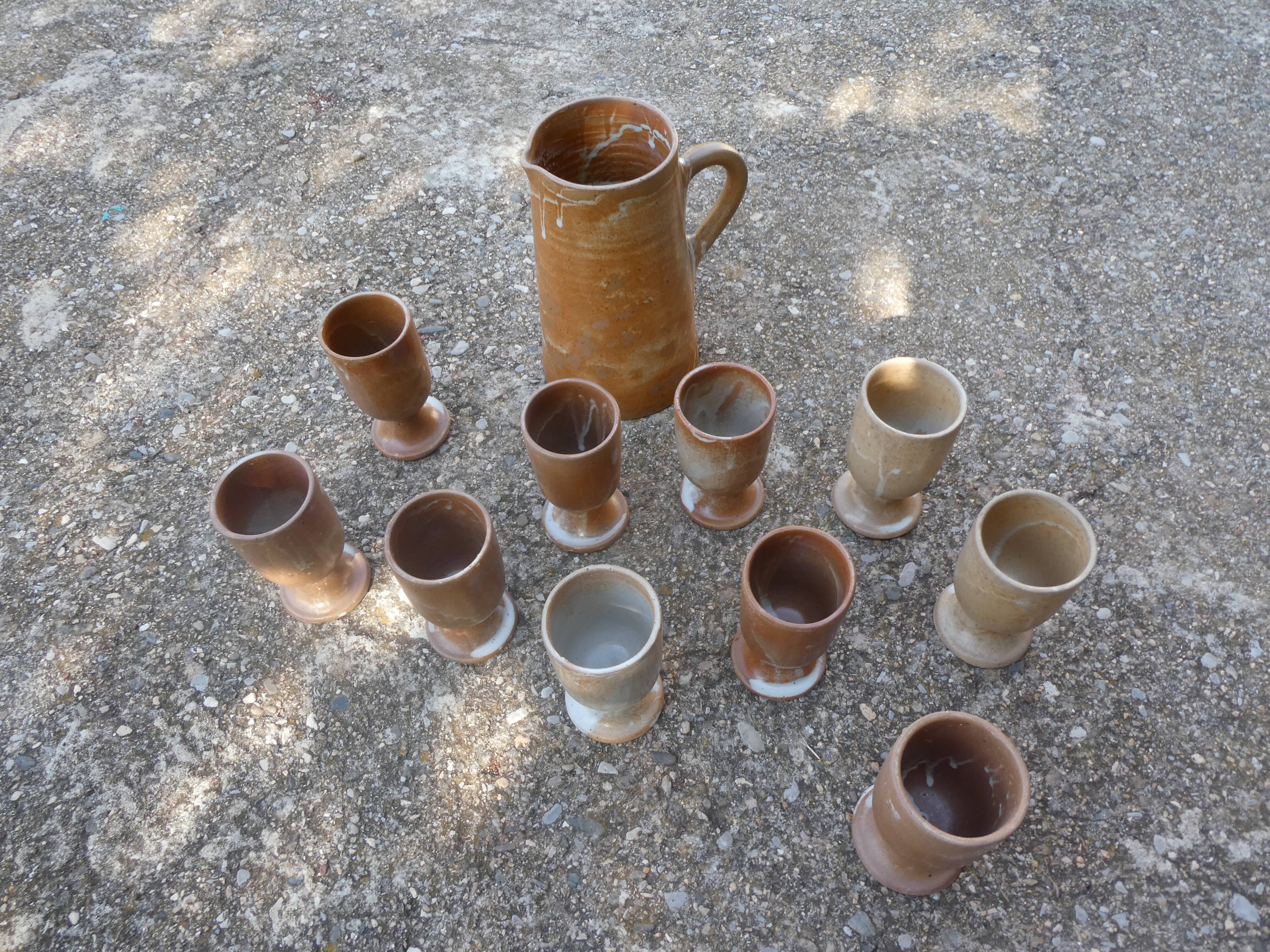 Service mazagrans and decanter in enamelled stoneware.