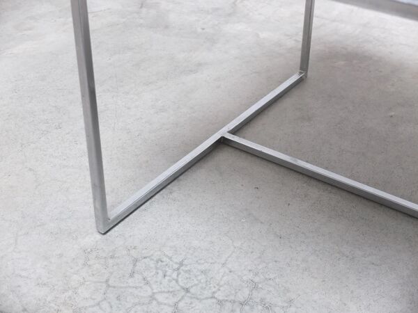 Paire de tables basses ou de tables d'appoint en marbre de Carrare et chrome, années 1970.