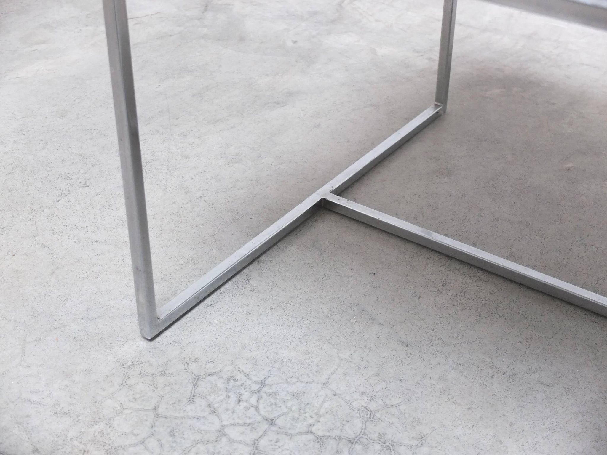 Paire de tables basses ou de tables d'appoint en marbre de Carrare et chrome, années 1970.