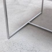 Paire de tables basses ou de tables d'appoint en marbre de Carrare et chrome, années 1970.