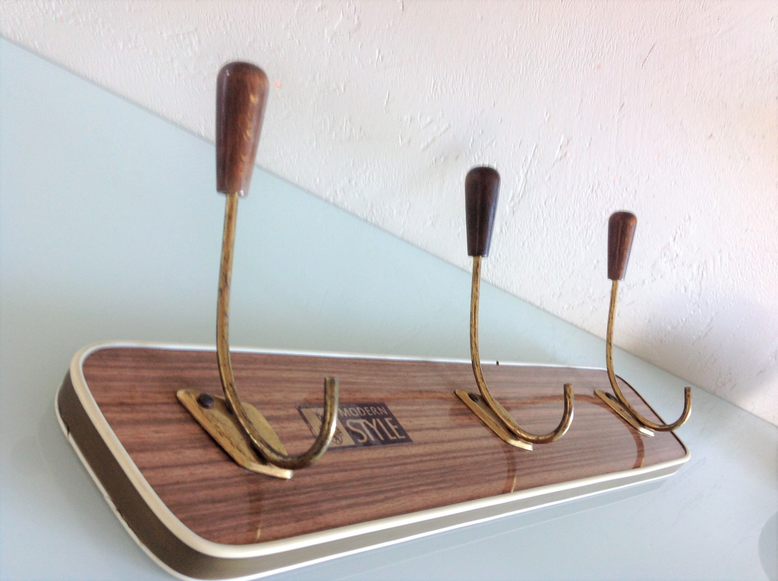Patère en formica imitation bois à trois tetes / vintage années 60-70