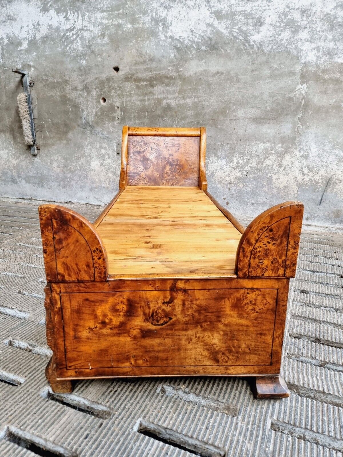 Antique chaise longue daybed Empire style walnut