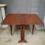 Drop-leaf table called “get leg”