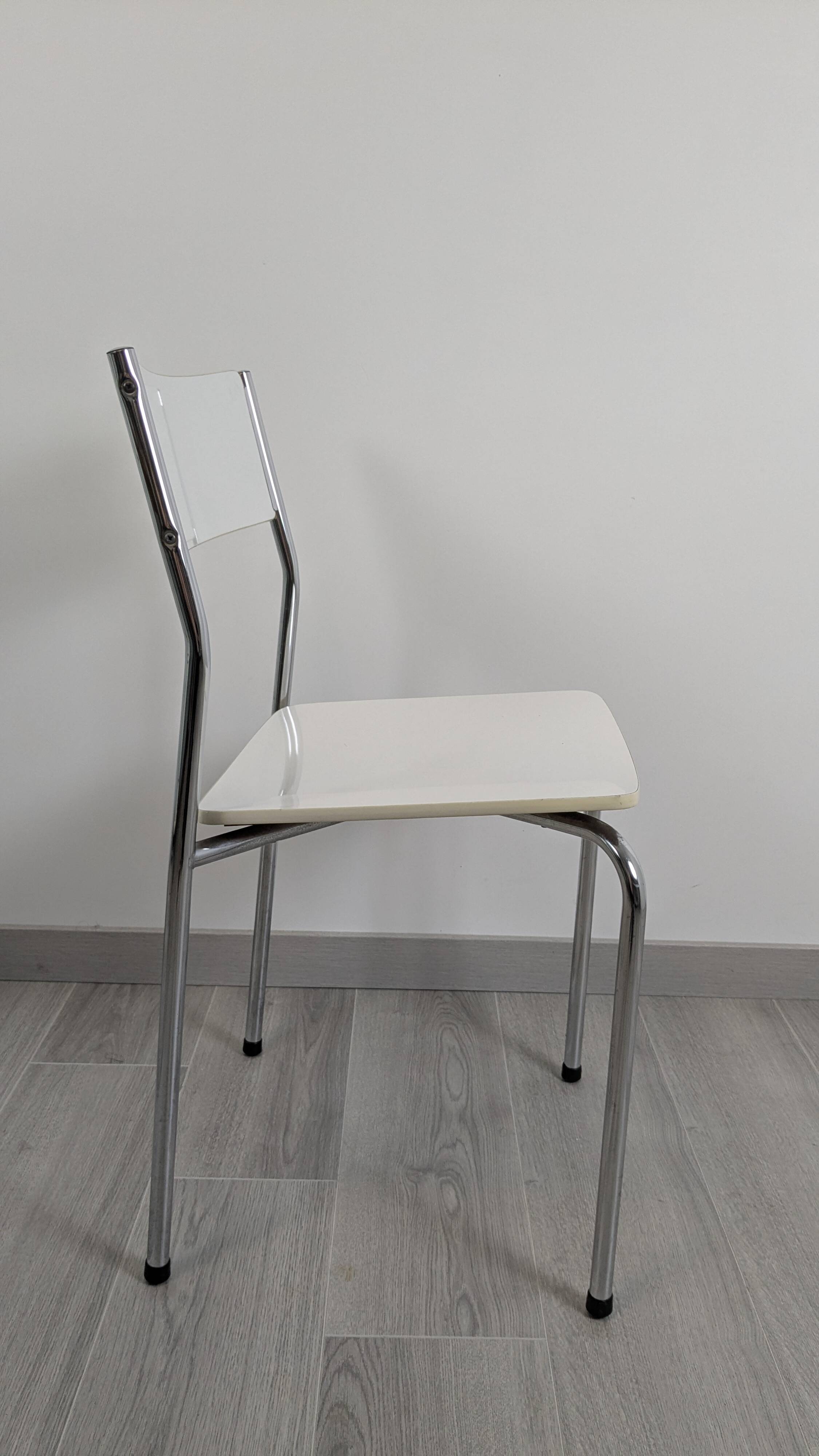 Modernist chair in chrome metal and white laminate, 1960s style.