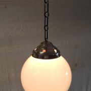 Suspension Bauhaus globe opaline diam. 20 cm - années 30