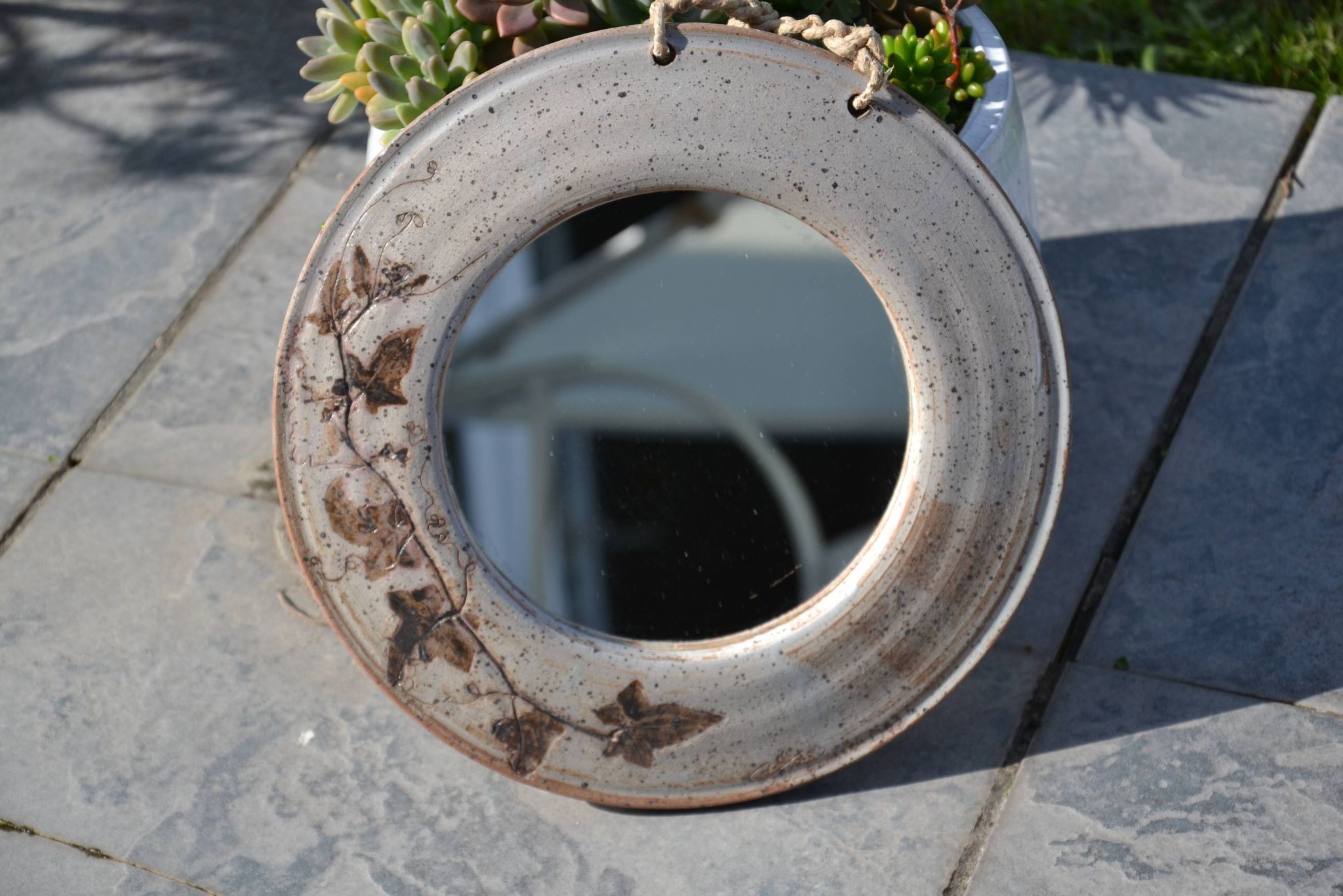 Miroir rond en céramique signé
