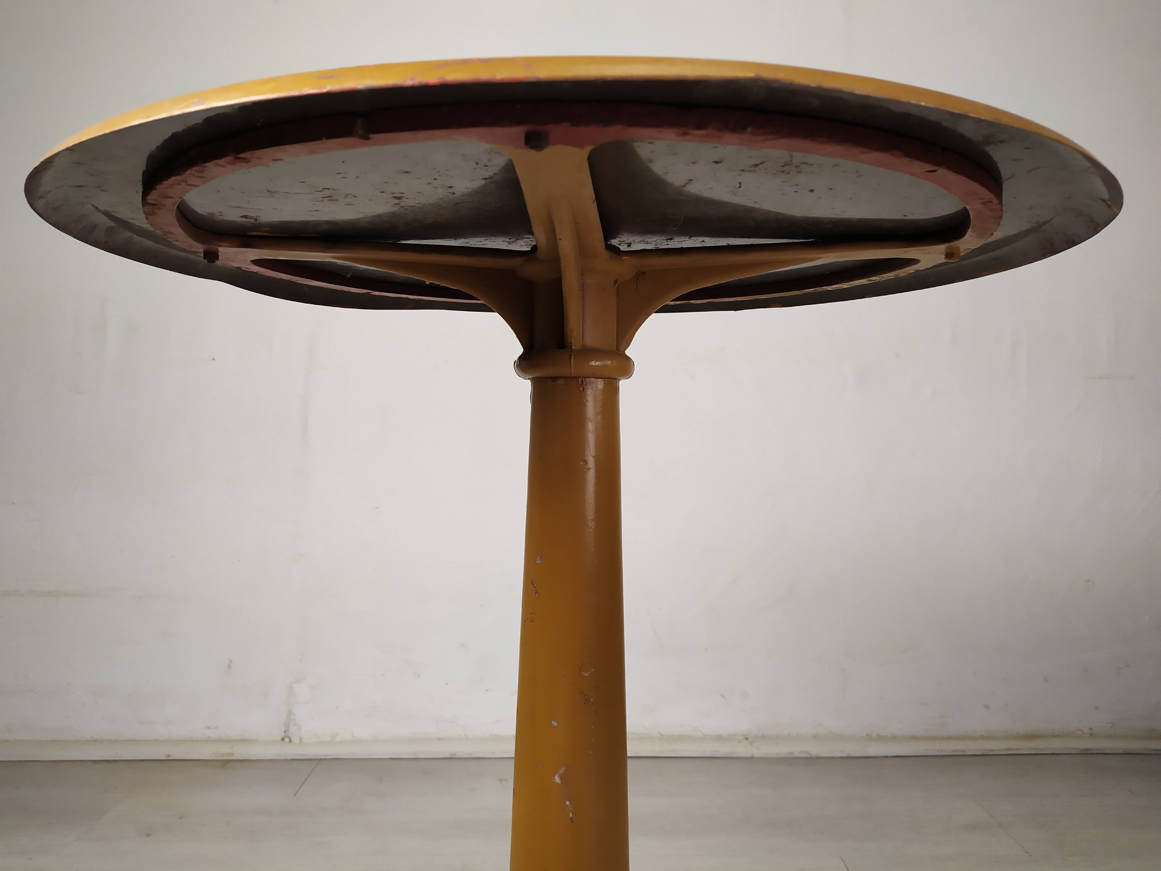 Garden pedestal table