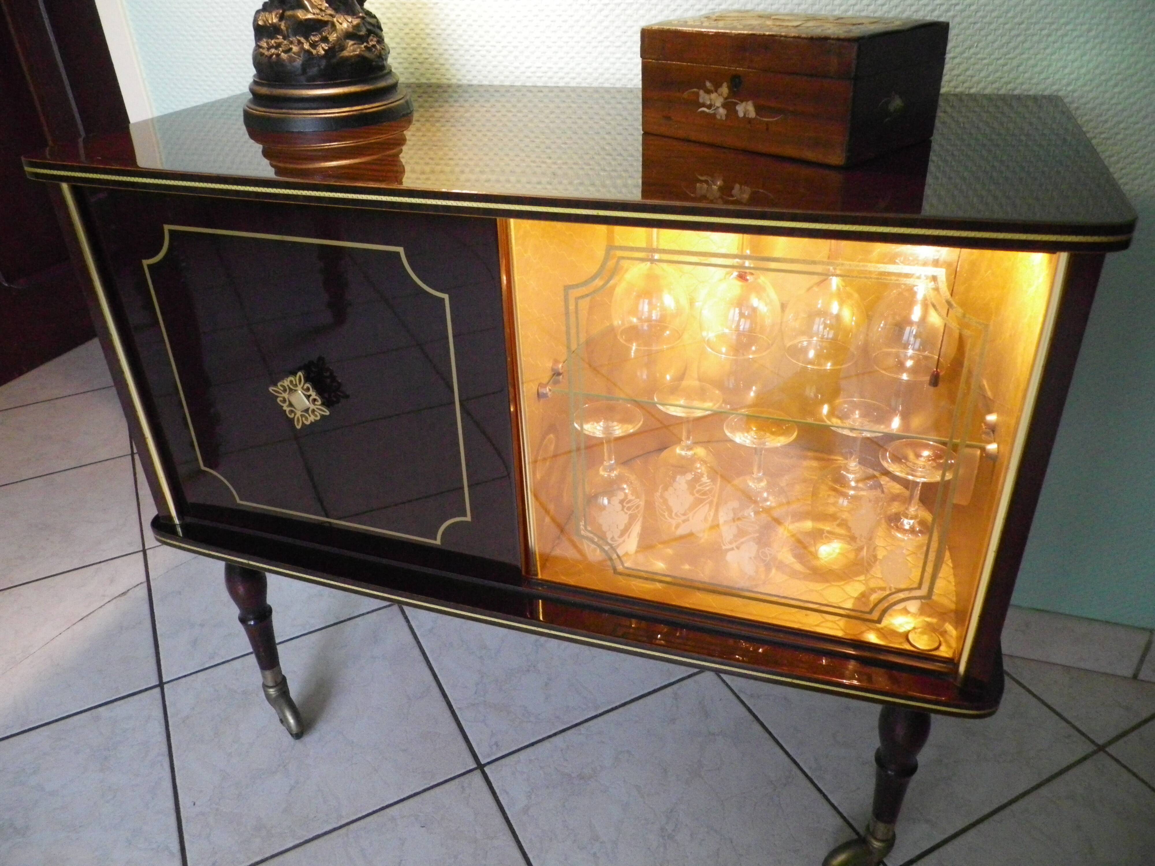 Meuble bar lumineux, corpus en bois laqué 1960/1970