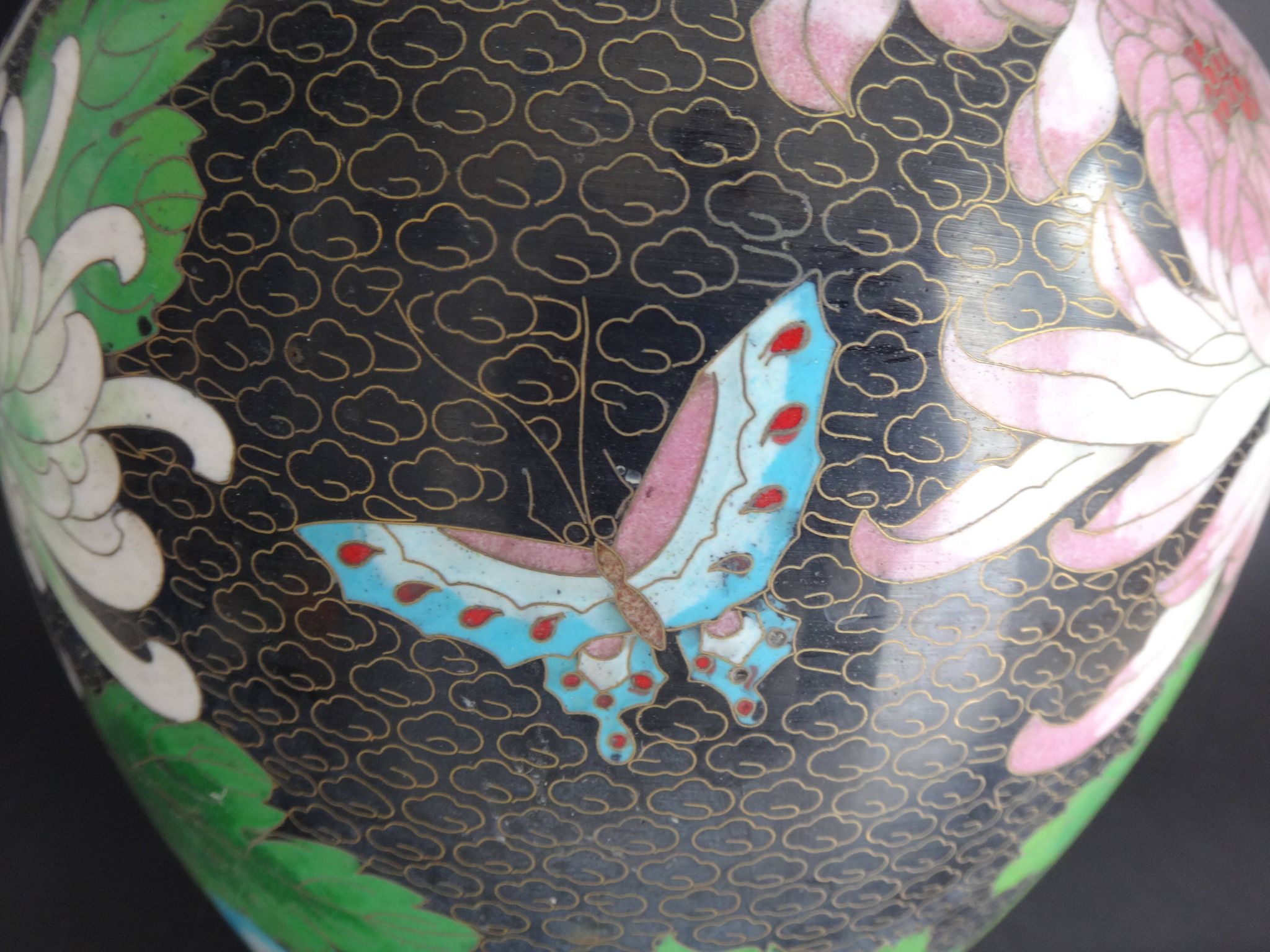 Vase en émaux cloisonné chinois papillons