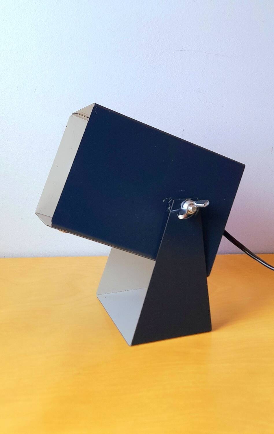 Modernist 80s table spot